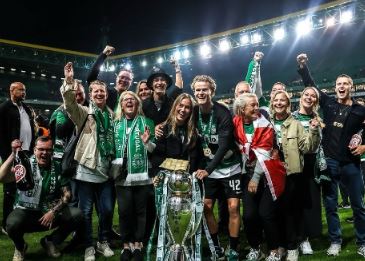 Emilie Sofie Nissen and Morten Hjulmand with their family after Sporting CP won the champion